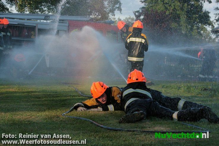 Spectaculair watergevecht Jeugdbrandweer Dalfsen - Foto: Reinier van Assen