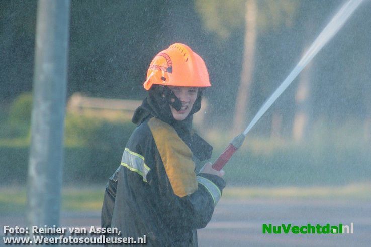 Spectaculair watergevecht Jeugdbrandweer Dalfsen - Foto: Reinier van Assen
