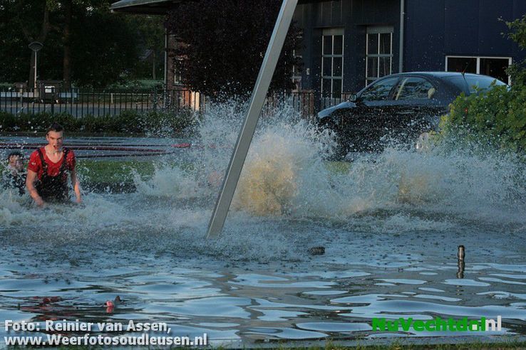 Spectaculair watergevecht Jeugdbrandweer Dalfsen - Foto: Reinier van Assen