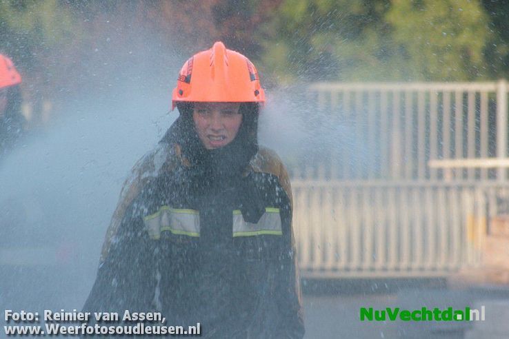 Spectaculair watergevecht Jeugdbrandweer Dalfsen - Foto: Reinier van Assen