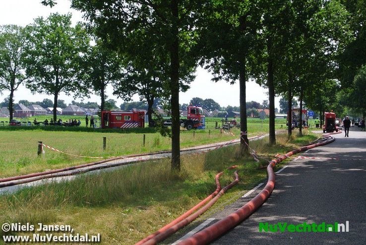 (VIDEO) Zeer grote brand verwoest woningen Oudleusen - Foto: Niels Jansen
