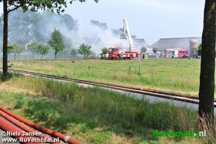 (VIDEO) Zeer grote brand verwoest woningen Oudleusen - Foto: Niels Jansen