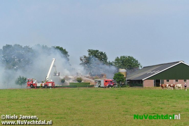 (VIDEO) Zeer grote brand verwoest woningen Oudleusen - Foto: Niels Jansen