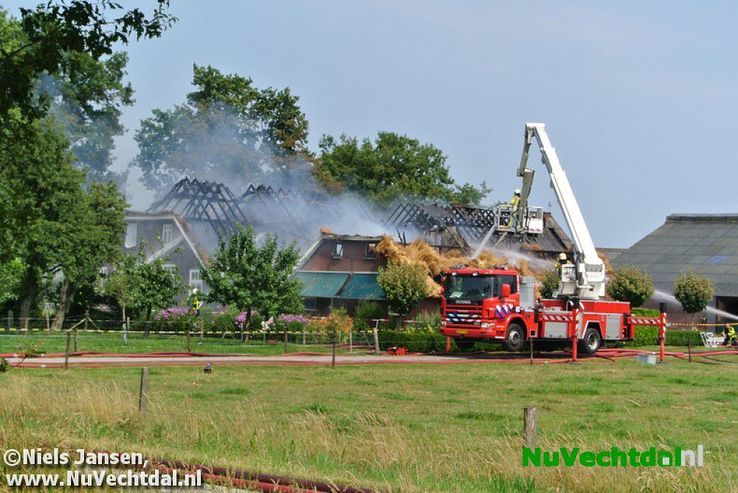(VIDEO) Zeer grote brand verwoest woningen Oudleusen - Foto: Niels Jansen