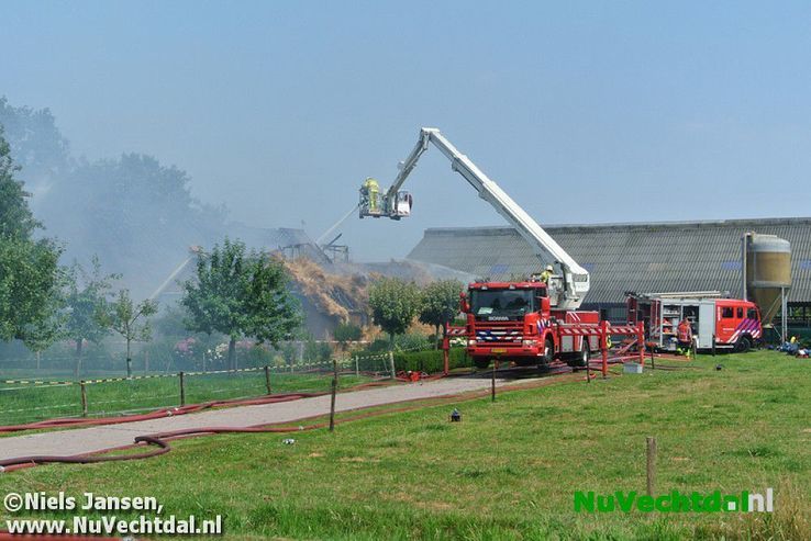 (VIDEO) Zeer grote brand verwoest woningen Oudleusen - Foto: Niels Jansen