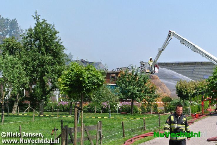 (VIDEO) Zeer grote brand verwoest woningen Oudleusen - Foto: Niels Jansen