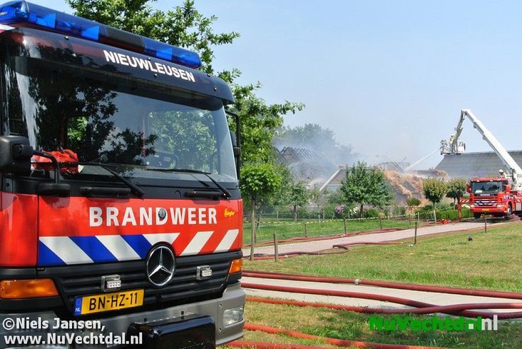 (VIDEO) Zeer grote brand verwoest woningen Oudleusen - Foto: Niels Jansen