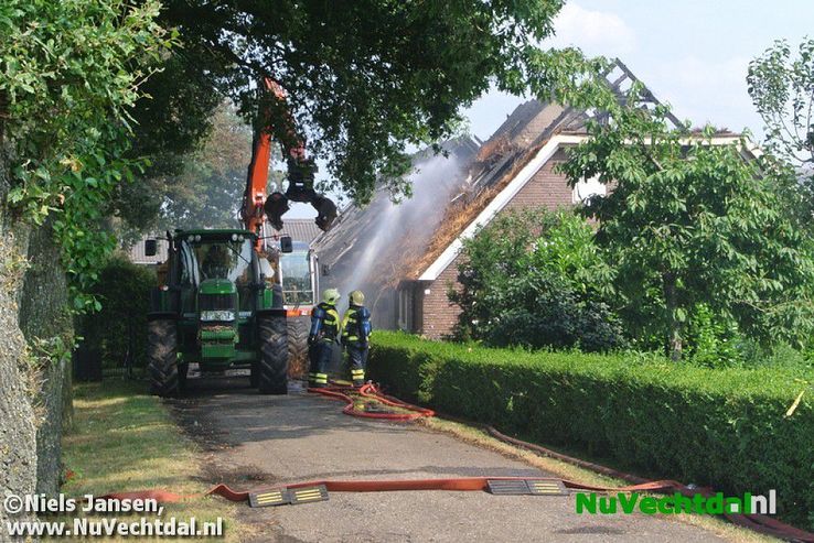 (VIDEO) Zeer grote brand verwoest woningen Oudleusen - Foto: Niels Jansen