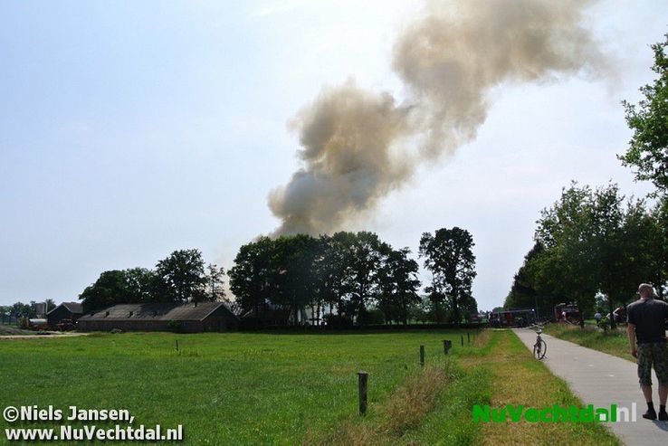 (VIDEO) Zeer grote brand verwoest woningen Oudleusen - Foto: Niels Jansen