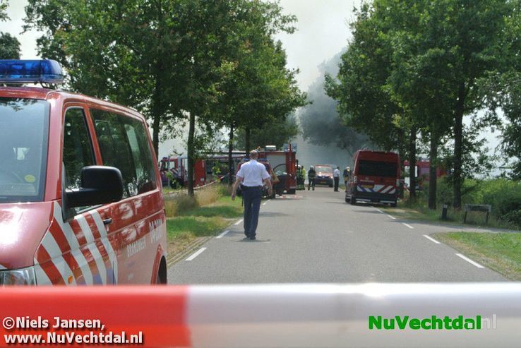 (VIDEO) Zeer grote brand verwoest woningen Oudleusen - Foto: Niels Jansen