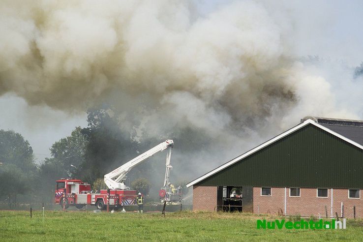 Uitslaande brand in boerderij in Oudleusen - Foto: Jasper Hutten