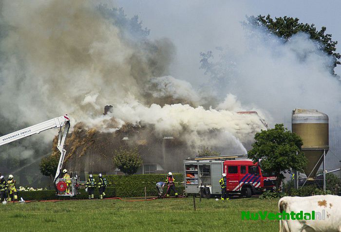 Uitslaande brand in boerderij in Oudleusen - Foto: Jasper Hutten