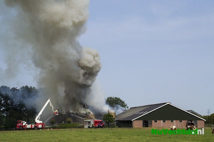 Uitslaande brand in boerderij in Oudleusen - Foto: Jasper Hutten