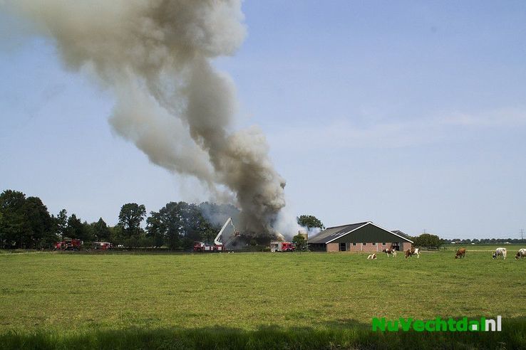 Uitslaande brand in boerderij in Oudleusen - Foto: Jasper Hutten