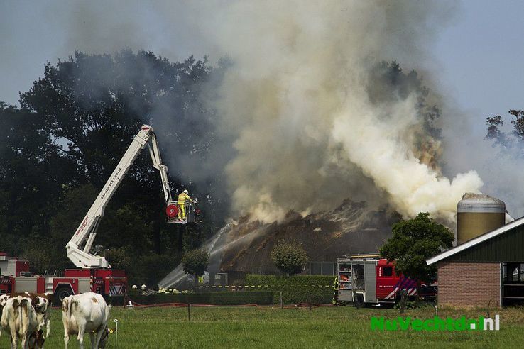 Uitslaande brand in boerderij in Oudleusen - Foto: Jasper Hutten