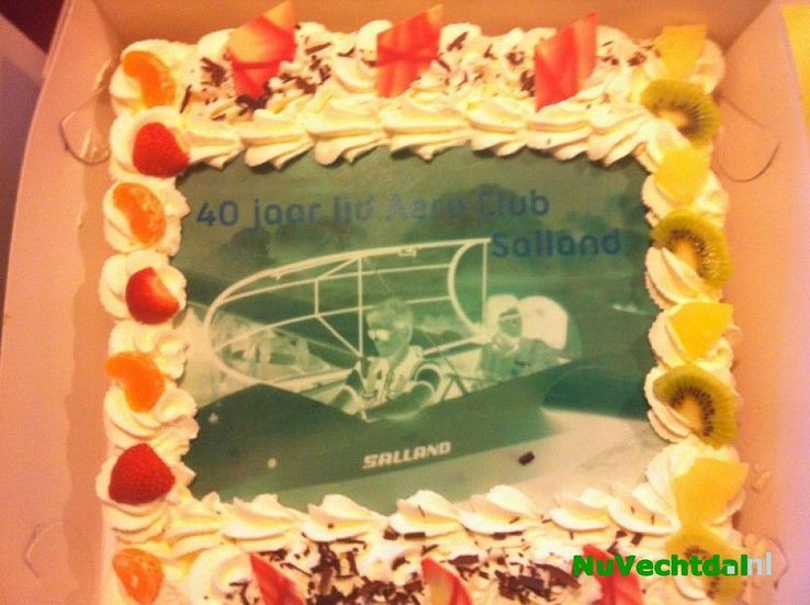 Henry van Ommen 40 jaar lid Aero Club Salland