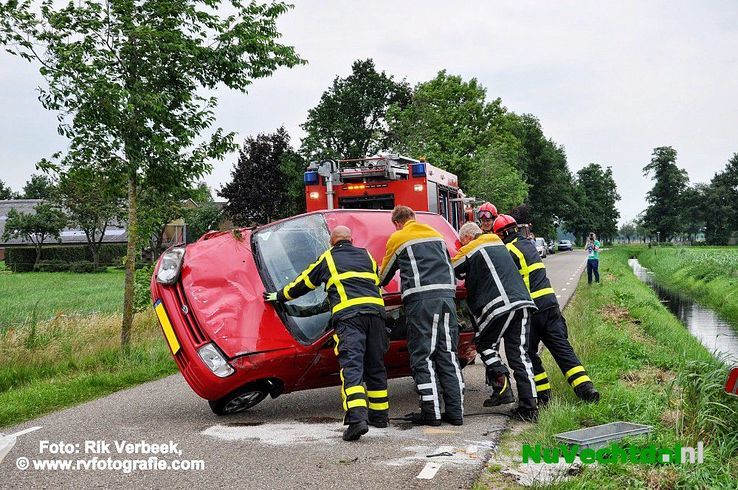 Auto op de kop na aanrijding met tractor Dalmsholte - Foto: Rik Verbeek