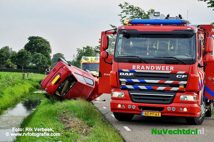 Auto op de kop na aanrijding met tractor Dalmsholte - Foto: Rik Verbeek