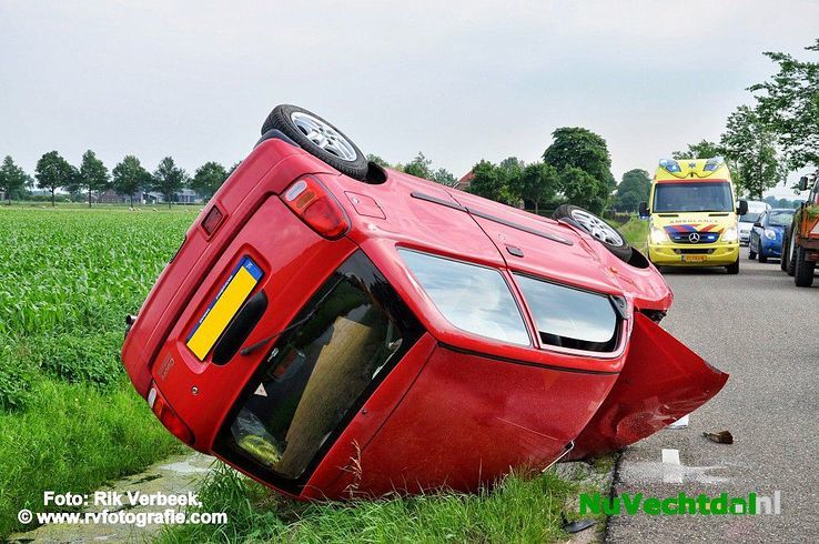 Auto op de kop na aanrijding met tractor Dalmsholte - Foto: Rik Verbeek