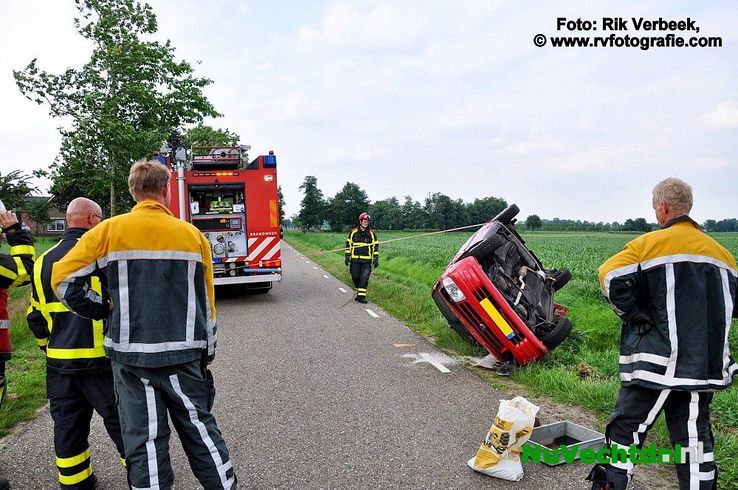 Auto op de kop na aanrijding met tractor Dalmsholte - Foto: Rik Verbeek