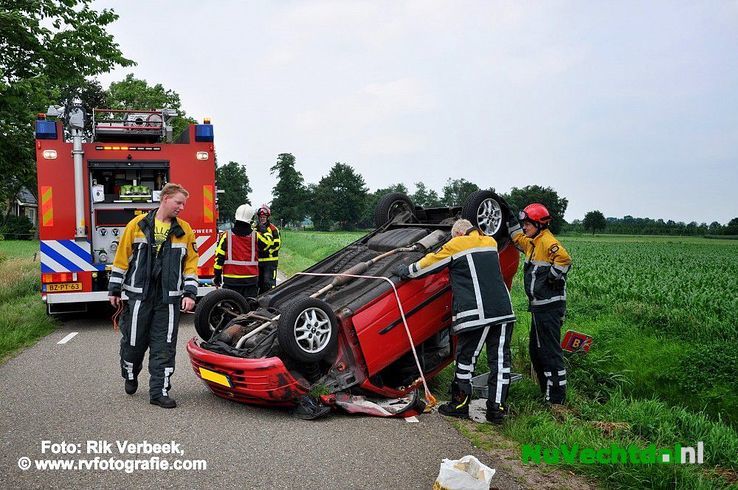 Auto op de kop na aanrijding met tractor Dalmsholte - Foto: Rik Verbeek