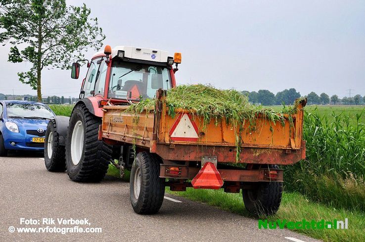 Auto op de kop na aanrijding met tractor Dalmsholte - Foto: Rik Verbeek