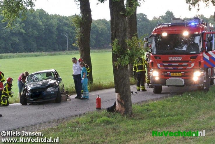 Ongeval auto tegen boom Rechterensedijk Dalfsen - Foto: Niels Jansen