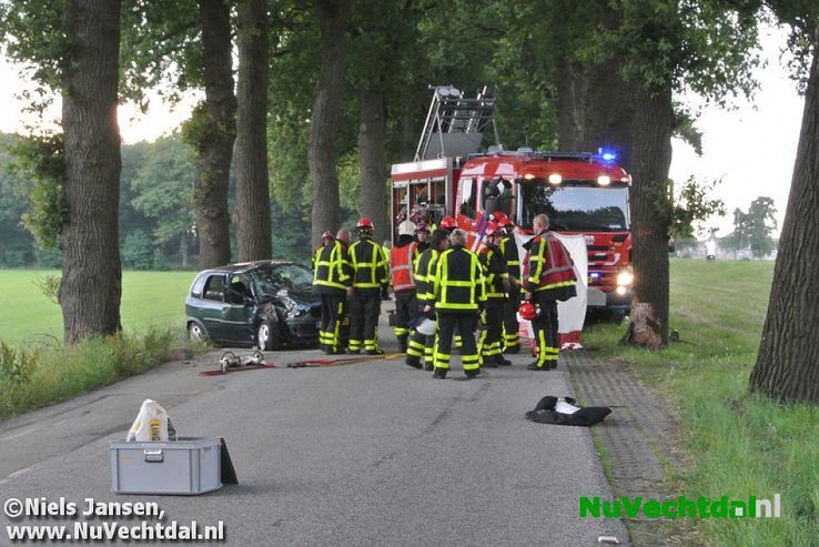 Ongeval auto tegen boom Rechterensedijk Dalfsen - Foto: Niels Jansen