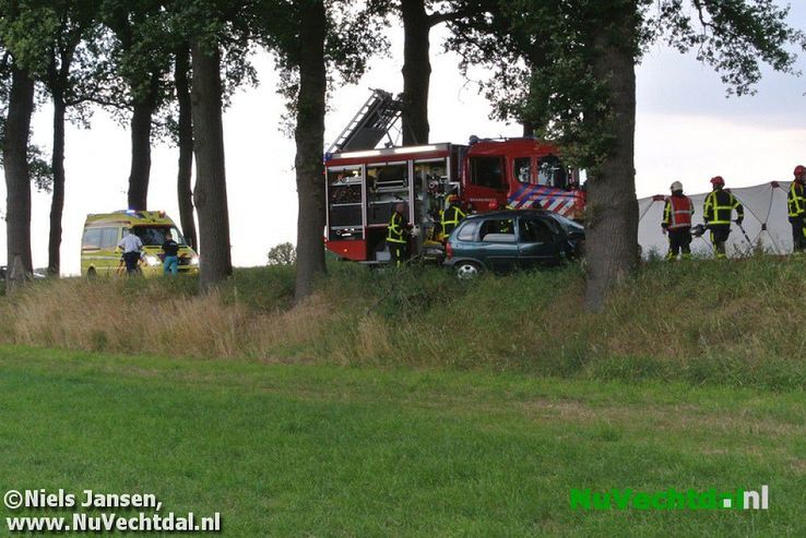 Ongeval auto tegen boom Rechterensedijk Dalfsen - Foto: Niels Jansen