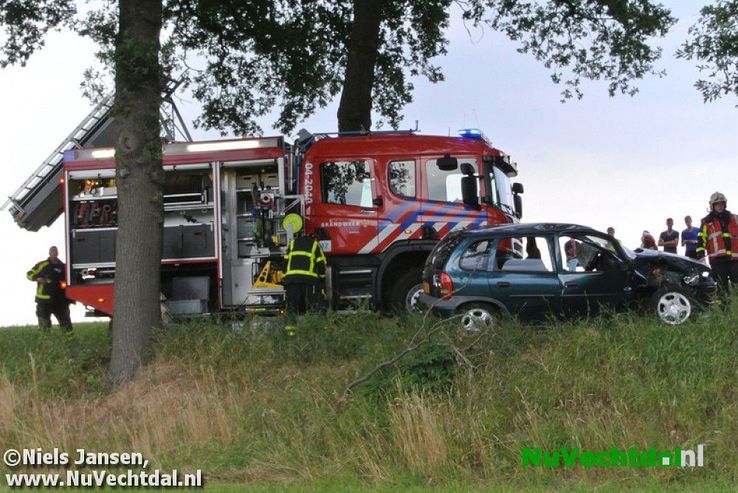 Ongeval auto tegen boom Rechterensedijk Dalfsen - Foto: Niels Jansen