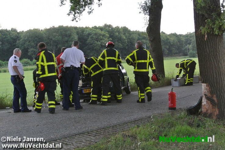 Ongeval auto tegen boom Rechterensedijk Dalfsen - Foto: Niels Jansen