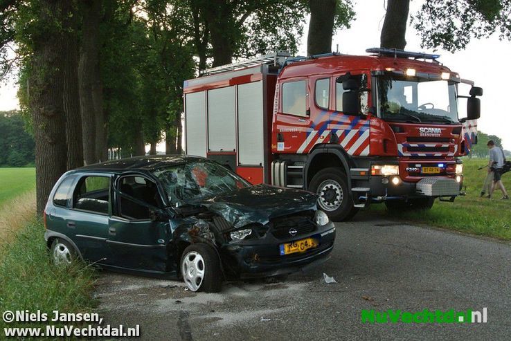Ongeval auto tegen boom Rechterensedijk Dalfsen - Foto: Niels Jansen