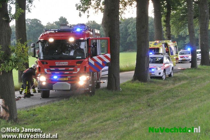 Ongeval auto tegen boom Rechterensedijk Dalfsen - Foto: Niels Jansen