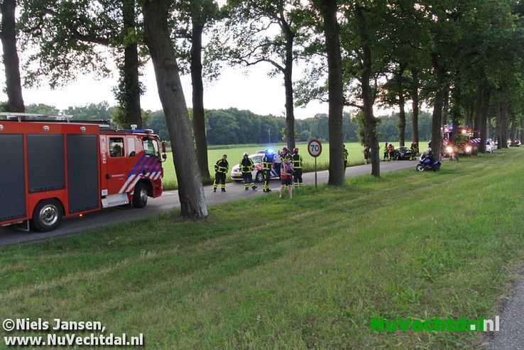 Ongeval auto tegen boom Rechterensedijk Dalfsen - Foto: Niels Jansen