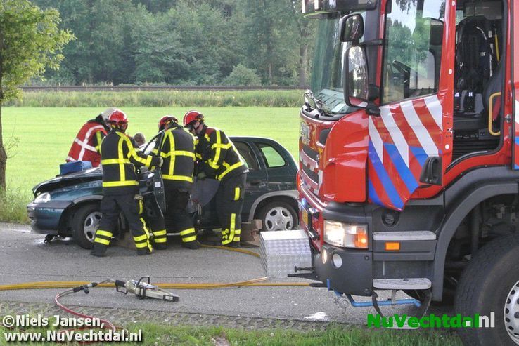 Ongeval auto tegen boom Rechterensedijk Dalfsen - Foto: Niels Jansen