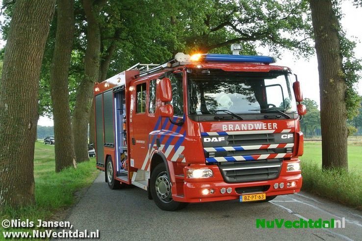 Ongeval auto tegen boom Rechterensedijk Dalfsen - Foto: Niels Jansen