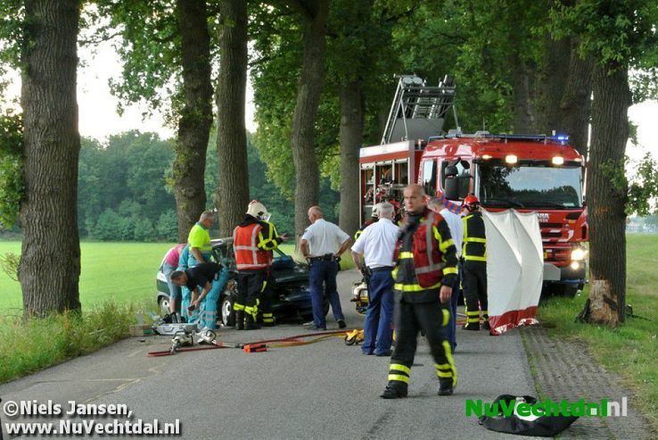 Ongeval auto tegen boom Rechterensedijk Dalfsen - Foto: Niels Jansen
