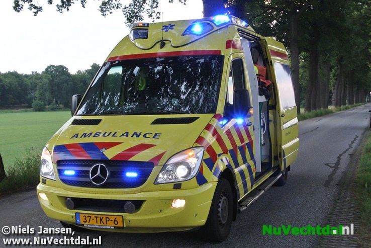 Ongeval auto tegen boom Rechterensedijk Dalfsen - Foto: Niels Jansen