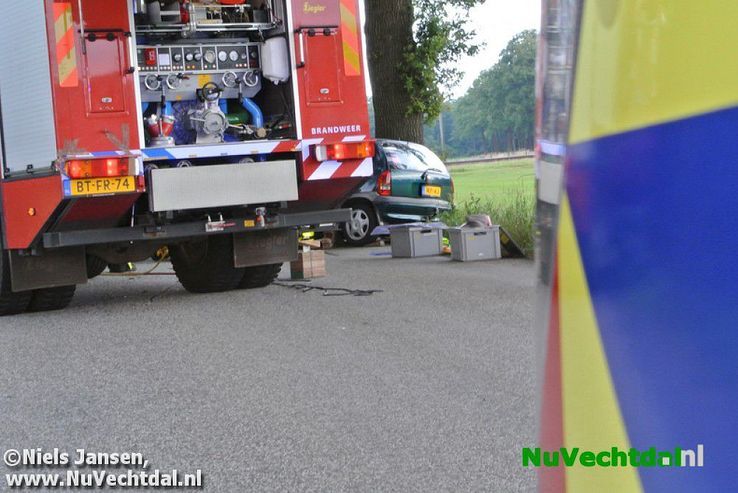 Ongeval auto tegen boom Rechterensedijk Dalfsen - Foto: Niels Jansen