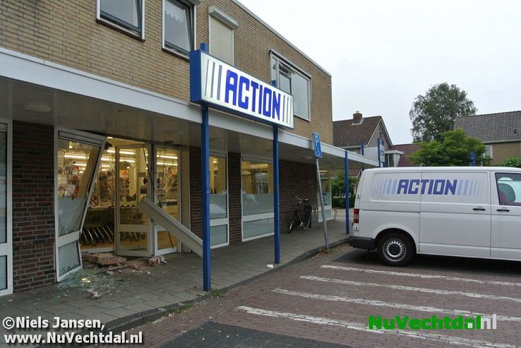 Video: Auto rijdt Action winkel in Dalfsen binnen - Foto: Niels Jansen