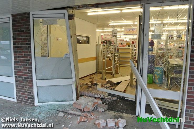 Video: Auto rijdt Action winkel in Dalfsen binnen - Foto: Niels Jansen