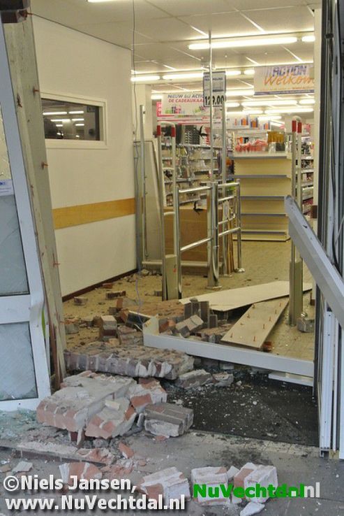 Video: Auto rijdt Action winkel in Dalfsen binnen - Foto: Niels Jansen