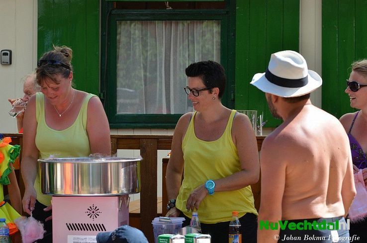 Brandweer Dalfsen zorgt voor verkoeling Camping Tolhuis - Foto: Niels Jansen