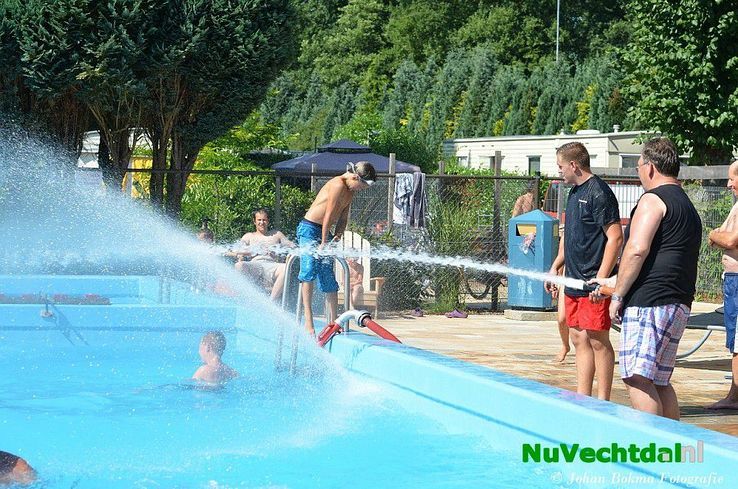 Brandweer Dalfsen zorgt voor verkoeling Camping Tolhuis - Foto: Niels Jansen