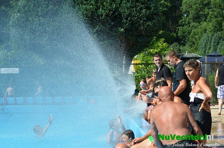 Brandweer Dalfsen zorgt voor verkoeling Camping Tolhuis - Foto: Niels Jansen