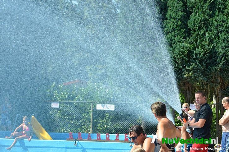 Brandweer Dalfsen zorgt voor verkoeling Camping Tolhuis - Foto: Niels Jansen