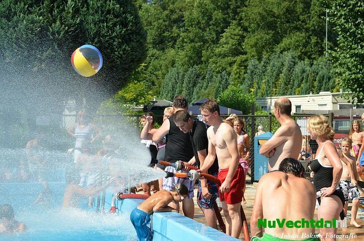 Brandweer Dalfsen zorgt voor verkoeling Camping Tolhuis - Foto: Niels Jansen