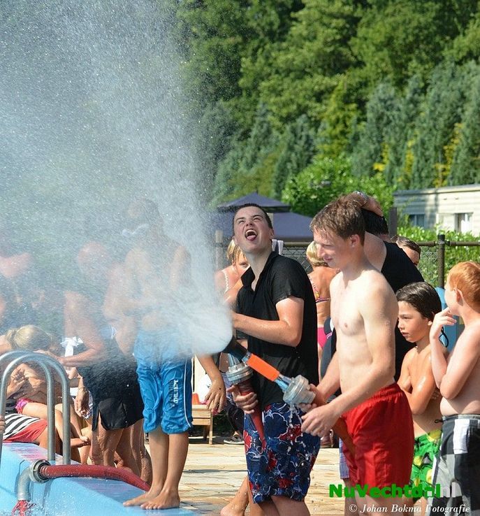Brandweer Dalfsen zorgt voor verkoeling Camping Tolhuis - Foto: Niels Jansen