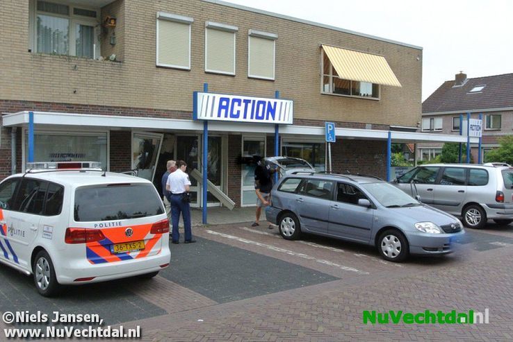 Video: Auto rijdt Action winkel in Dalfsen binnen - Foto: Niels Jansen