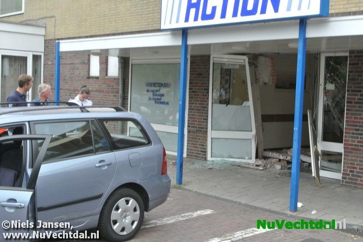 Video: Auto rijdt Action winkel in Dalfsen binnen - Foto: Niels Jansen
